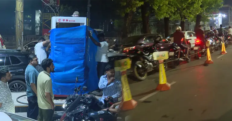 ফিলিং স্টেশনে গ্রাহকদের লম্বা লাইন